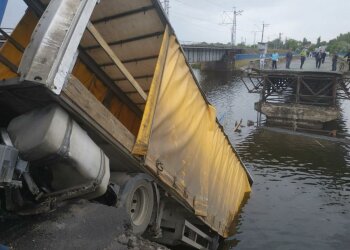 На Днепропетровщине мост обрушился вместе фурой, фото: 056.ua