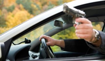 Невідомий розстріляв попутне авто з Mercedes