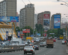 У Києві перехрестя пішло під землю, комунальники повідомили про аварійну ситуацію