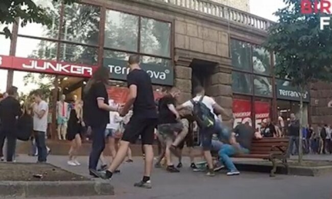 У Києві пару геїв побили та бризнули газом в обличчя (видео)