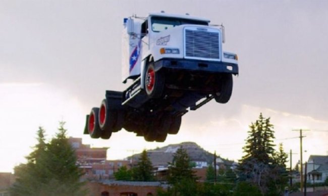 У США вантажівка «стрибнула» на 50 метрів і встановила рекорд (відео)