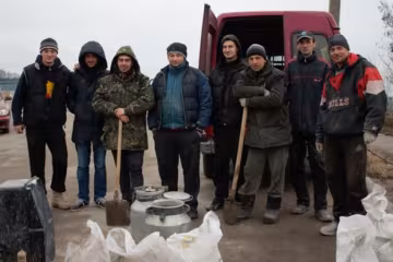 На Харківщині чоловіки вийшли ремонтувати дорогу самотужки (фото)