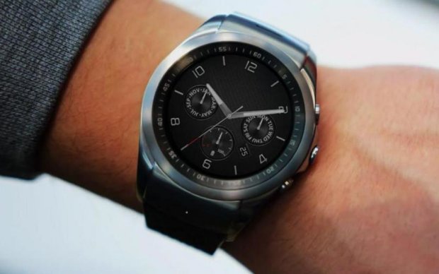 LG покаже світу розумний годинник з механічним циферблатом