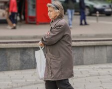 Пенсіонерка рахує гроші