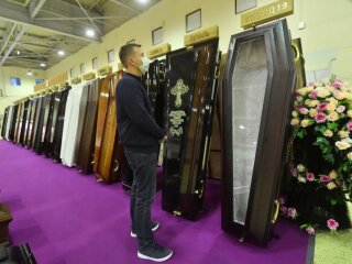 Прозорі труни, фото: Володимир Веленгурін