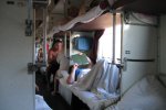 В поезде "Укрзализныци" мужчина чуть не зарезал спящего соседа: воткнул нож в шею