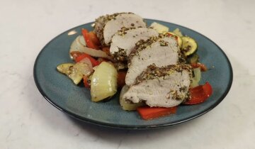 Свиняча вирізка з овочами: фото скрін Ютуб