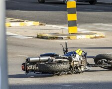 Під Вінницею дві автівки влаштували байкеру кривавий боулінг: після такого не виживає, моторошні кадри