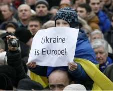 Соцсети прошлись по одиозному сенатору за выпады в сторону Порошенко