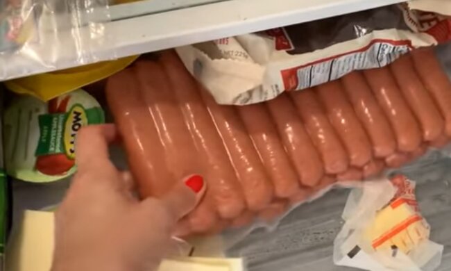 Холодильник з продуктами, кадр з відео