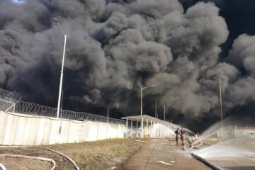 Моторошні кадри: в Одесі спалахнули склади з боєприпасами