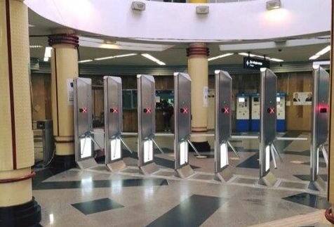 В киевском метро появились гигантские турникеты: ни один "заяц" не проскочит