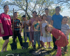 "Дерева сили для дітей війни": дуби з історією передали родині, яка прихистила 19 сиріт
