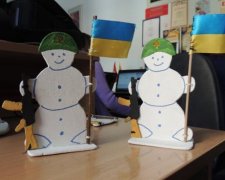Школярі роблять для бійців АТО патріотичних сніговиків (фото)