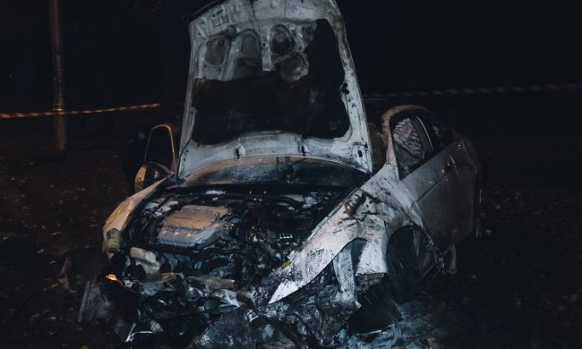 В Киеве дорогущий Maserati взлетел в воздух: осколки по всей дороге, детали инцидента
