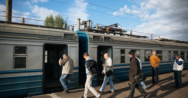 Електричка знесла пенсіонера під Харковом: копи шукають родичів по всій Україні