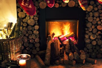 Камін і шкарпетки для подарунків