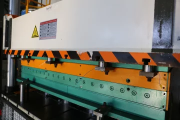 Дитяча броня, кераміка та рідкий азот: повний цикл створення українського бронежилета – від поліетилену до фронтових тестів