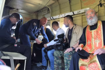 Священики РПЦ на літаку-храмі виганяли з росіян алко-бісів літрами води: фото дивної акції
