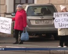 В Киеве верующие протестовали против участия митрополита в политической агитации (видео)