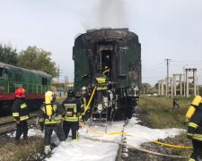 Во Франковске поезд вспыхнул на ходу, спасатели не успели - пена и пепел на рельсах