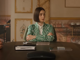 Лили Коллинз, кадр из сериала "Эмили в Париже"