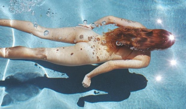 Американка фотографирует голых родственников в бассейне