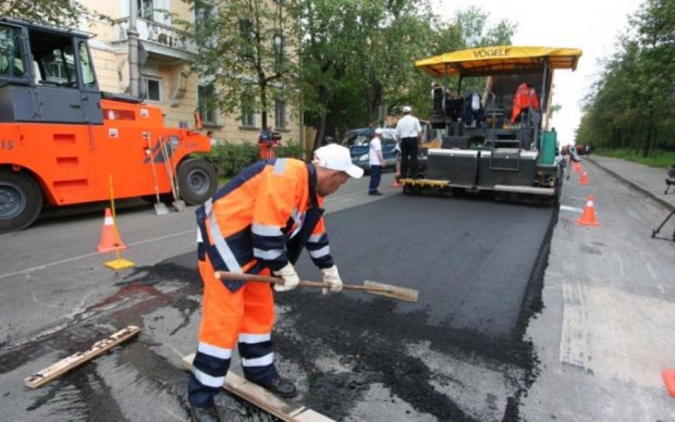 Українцям запропонували відмінний спосіб боротьби з дірявими дорогами
