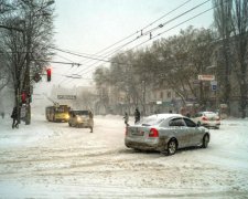 У тролейбусі, як на вулиці: український транспорт замітає зсередини