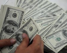 Курс валют: долар різко перестрибнув психологічну відмітку