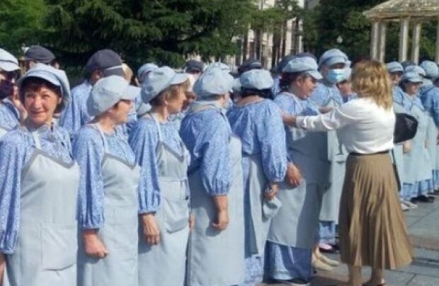 У Криму двірників одягли в "царську форму", фото: Twitter // KrimRt