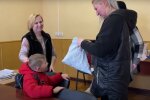 Допомога українцям із дітьми. Фото: скрін youtube