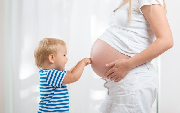 Пополнение в семье: 5 советов, которые помогут подготовить первенца к рождению второго ребенка