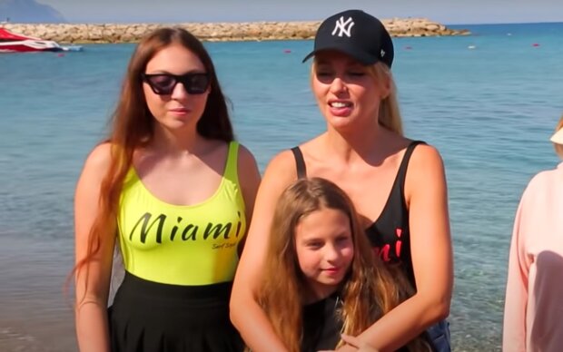 Оля Полякова с дочерьми. Фото: скрин youtube