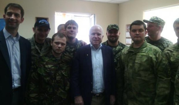 Джон Маккейн выпил водки с бойцами "Днепр-1" (фото)