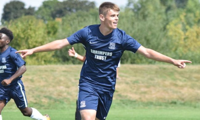 Юний футболіст дебютував на полі, забивши чарівний гол: відео