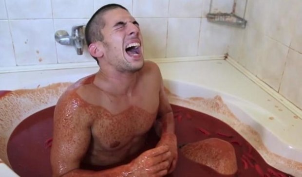 Блогер искупался в ванной соуса чили (видео)