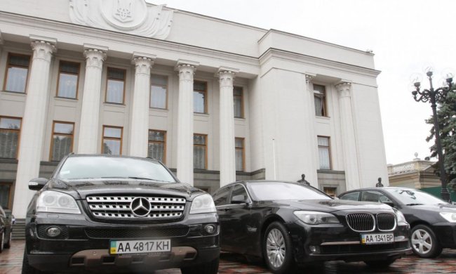Поки "євробляхери" бунтують, у парламент купують новенькі Toyota Camry за 5 млн гривень