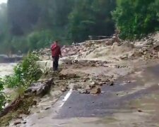 У селі під Франківськом зсув продірявив будинок пенсіонера - взимку не вижити