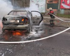 Lanos в Білій Церкві влетів у дерево та спалахнув (фото)