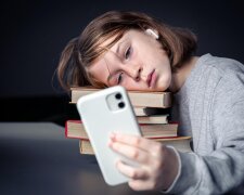 Підлітки і гаджети. Фото з відкритих джерел