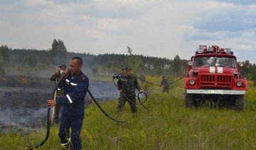 Спасатели вторые сутки тушат пожар в Чернобыльской зоне (фото)