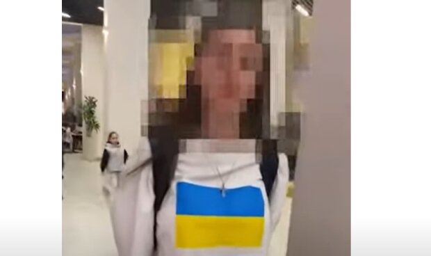 Дівчина з українським прапором на футболці. Кадр: "Youtube"