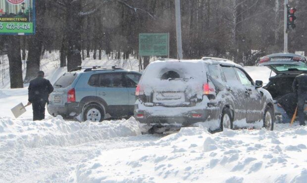 Автомобіль у снігу, скріншот: YouTube