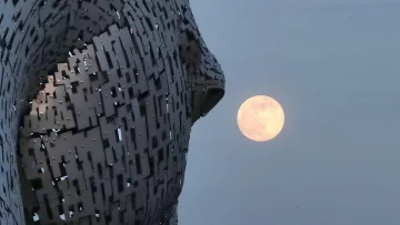 Рожевий супермісяць у Шотландії, фото PA MEDIA
