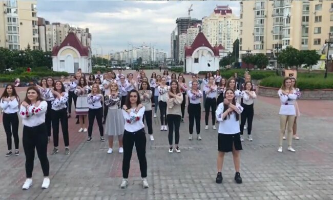 Львовяне в вышиванках ушкварили гимн и показали, как нужно любить Украину - "носи с достоинством"