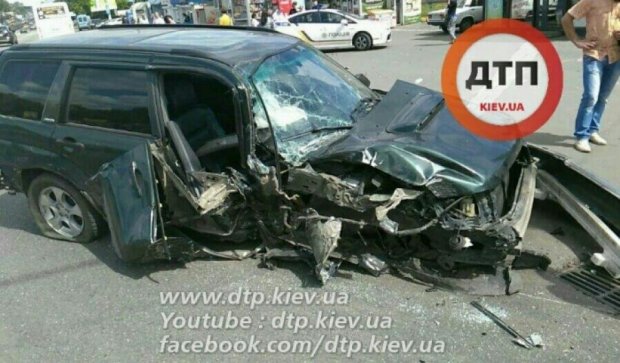 Авария в Киеве: автомобиль разлетелся вдребезги, есть пострадавшие