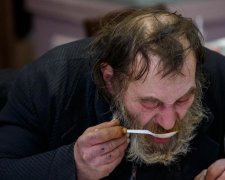 "Виявляється, ми живемо практично в Раю. Економіка зростає, українці багатіють, пенсіонери просто купаються у розкоші", - блогер шокований виступом Порошенка