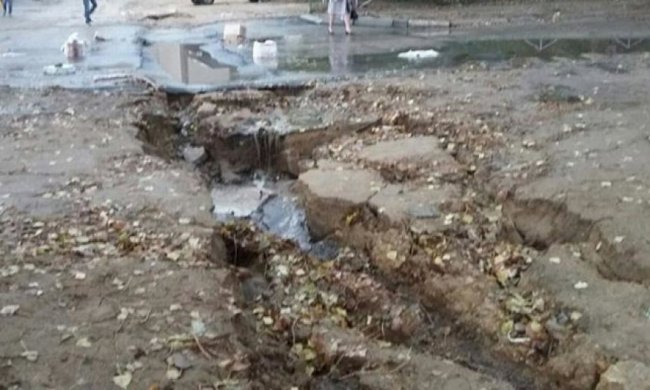 В Одесской области дожди размыли "предвыборный" асфальт (фото)