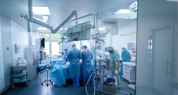 В Україні вперше провели важку операцію: 30 лікарів, 23 донори і 4,5-кілограмова пухлина